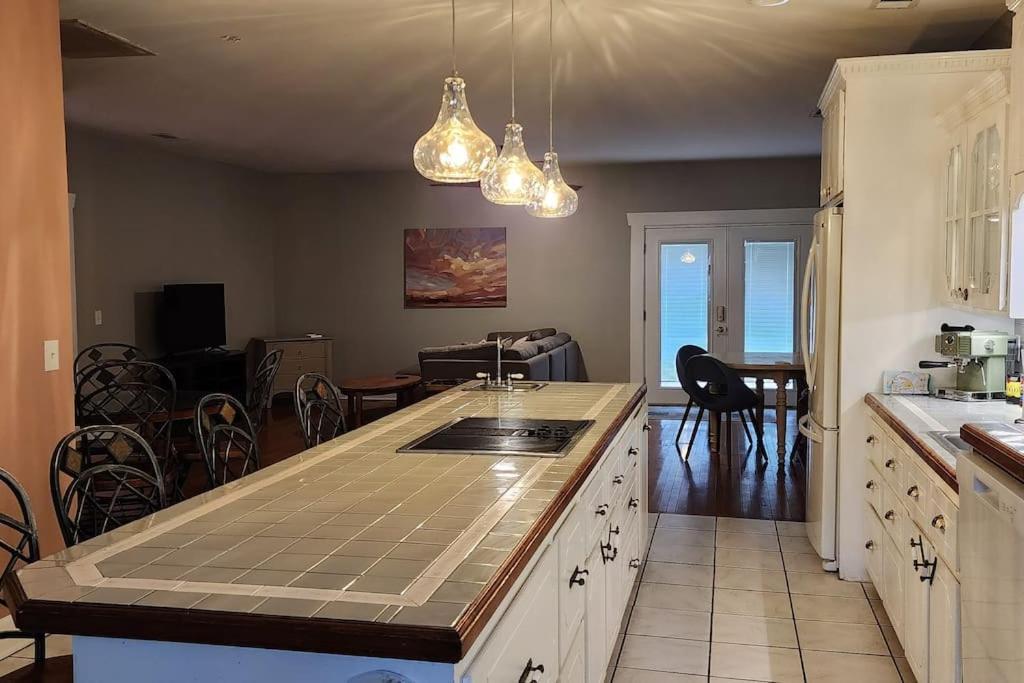 A Retro Rejuvenation Villa Midway Bagian luar foto