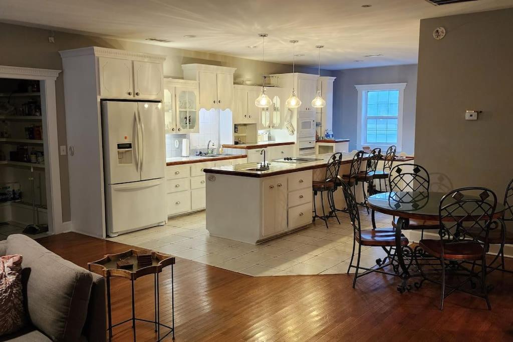 A Retro Rejuvenation Villa Midway Bagian luar foto